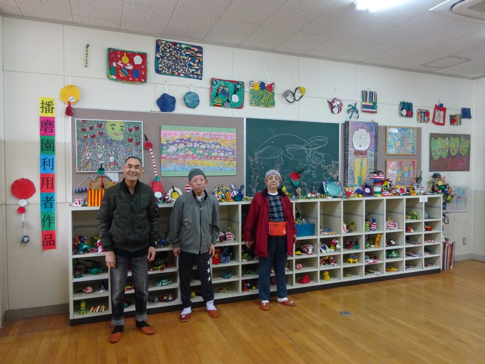 記事 三河小学校に絵画作品展示にいきました。のアイキャッチ画像